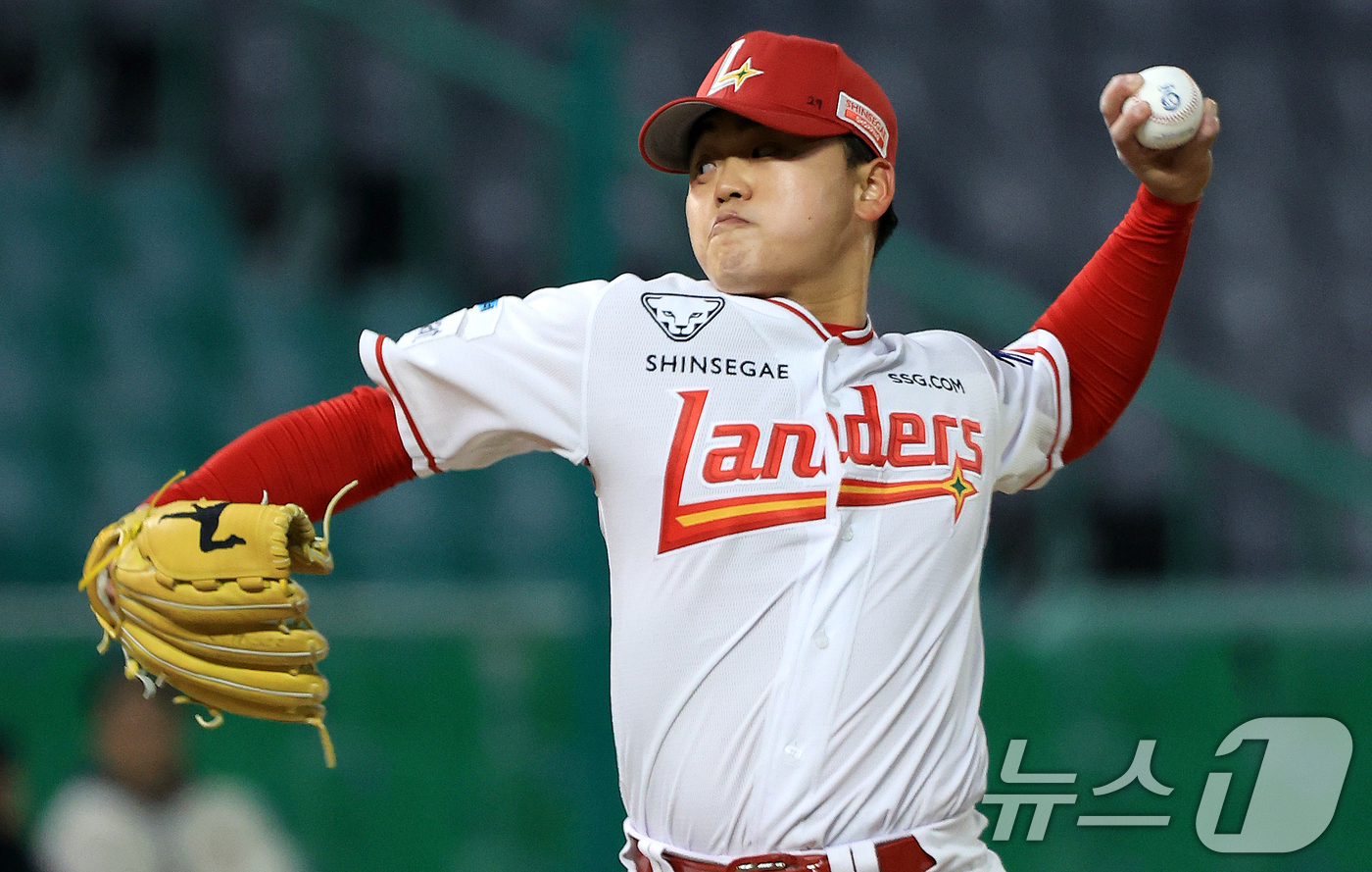 (인천=뉴스1) 이호윤 기자 = 1일 인천 미추홀구 문학야구장에서 열린 '2026 신한 SOL KBO리그' 키움 히어로즈와 SSG 랜더스의 경기, SSG 랜더스 이기순이 8회초 등 …