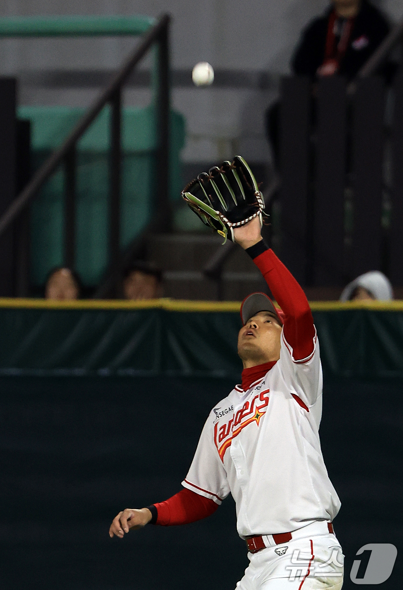 (인천=뉴스1) 이호윤 기자 = 1일 인천 미추홀구 문학야구장에서 열린 '2026 신한 SOL KBO리그' 키움 히어로즈와 SSG 랜더스의 경기, SSG 랜더스 한유섬이 8회초 무 …