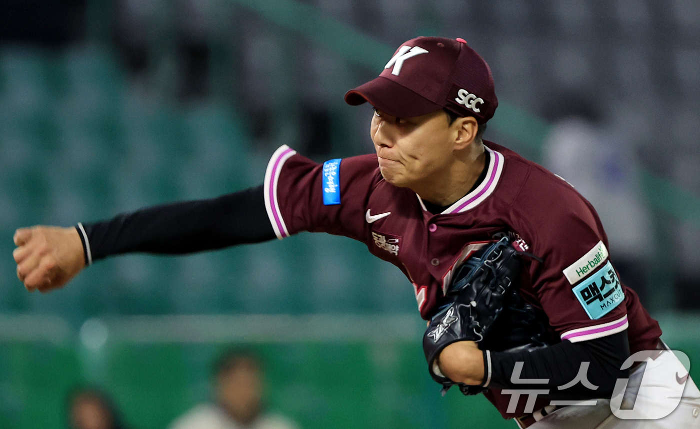 (인천=뉴스1) 이호윤 기자 = 1일 인천 미추홀구 문학야구장에서 열린 '2026 신한 SOL KBO리그' 키움 히어로즈와 SSG 랜더스의 경기, 키움 히어로즈 김성진이 8회말 등 …