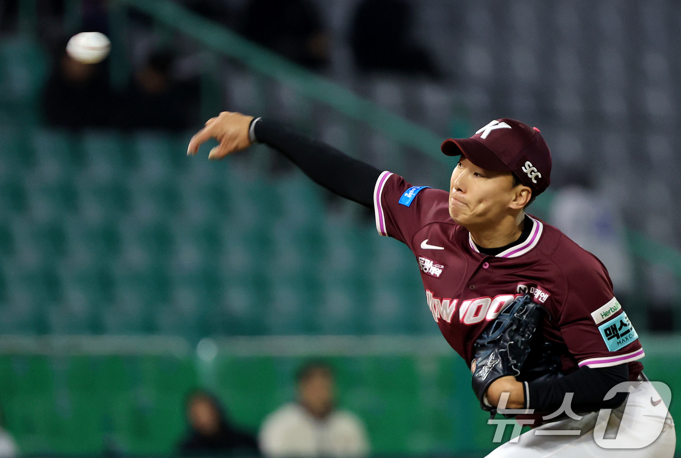 (인천=뉴스1) 이호윤 기자 = 1일 인천 미추홀구 문학야구장에서 열린 '2026 신한 SOL KBO리그' 키움 히어로즈와 SSG 랜더스의 경기, 키움 히어로즈 김성진이 8회말 등 …