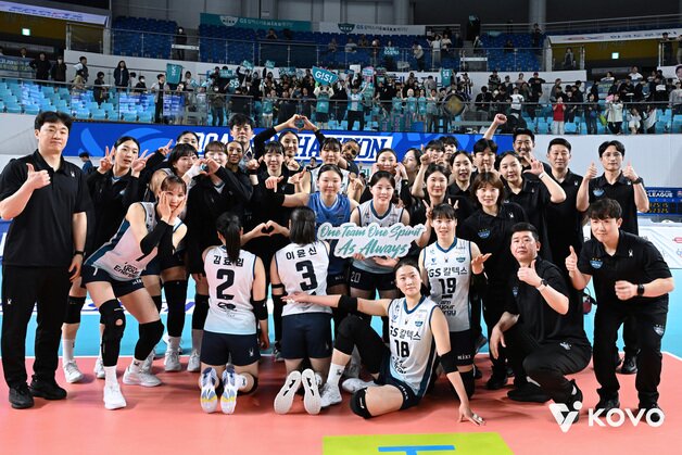 본문 이미지 - GS칼텍스 선수들이 1일 김천실내체육관에서 열린 2025-2026 V-리그 포스트시즌 여자 프로배구 챔피언 결정전 1차전 GS칼텍스와 한국도로공사의 경기에서 세트스코어 3-1(25-23 23-25 25-15 25-22)로 승리한 후 기뻐하고 있다. (KOVO 제공. 재판매 및 DB 금지) 2026.4.1 ⓒ 뉴스1