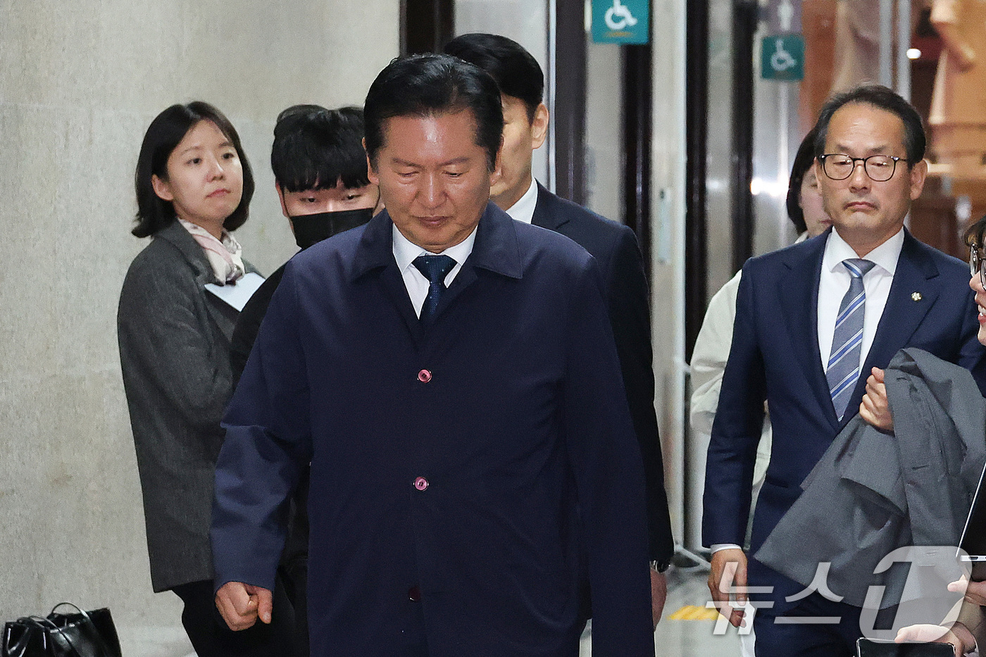 (서울=뉴스1) 신웅수 기자 = 정청래 더불어민주당 대표가 1일 서울 여의도 국회에서 열린 비공개 최고위원회의에 참석하고 있다. 2026.4.1/뉴스1