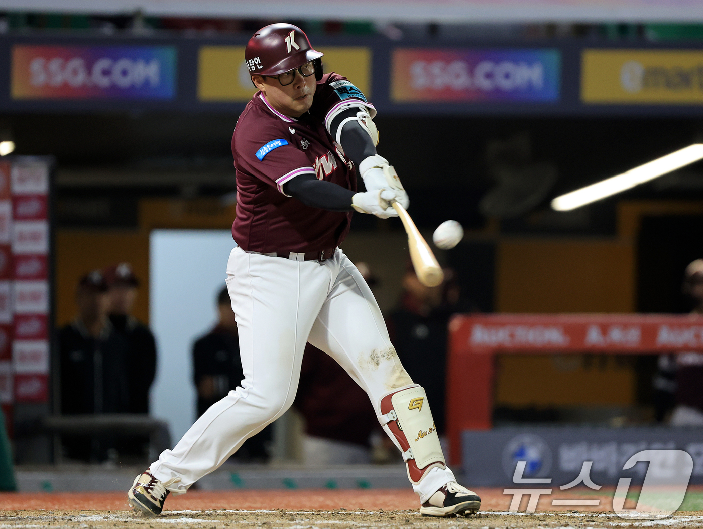 (인천=뉴스1) 이호윤 기자 = 1일 인천 미추홀구 문학야구장에서 열린 '2026 신한 SOL KBO리그' 키움 히어로즈와 SSG 랜더스의 경기, 키움 히어로즈 안치홍이 9회초 2 …