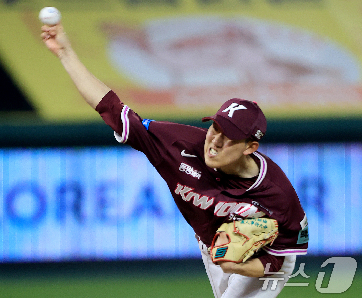(인천=뉴스1) 이호윤 기자 = 1일 인천 미추홀구 문학야구장에서 열린 '2026 신한 SOL KBO리그' 키움 히어로즈와 SSG 랜더스의 경기, 키움 히어로즈 오석주가 9회말 등 …