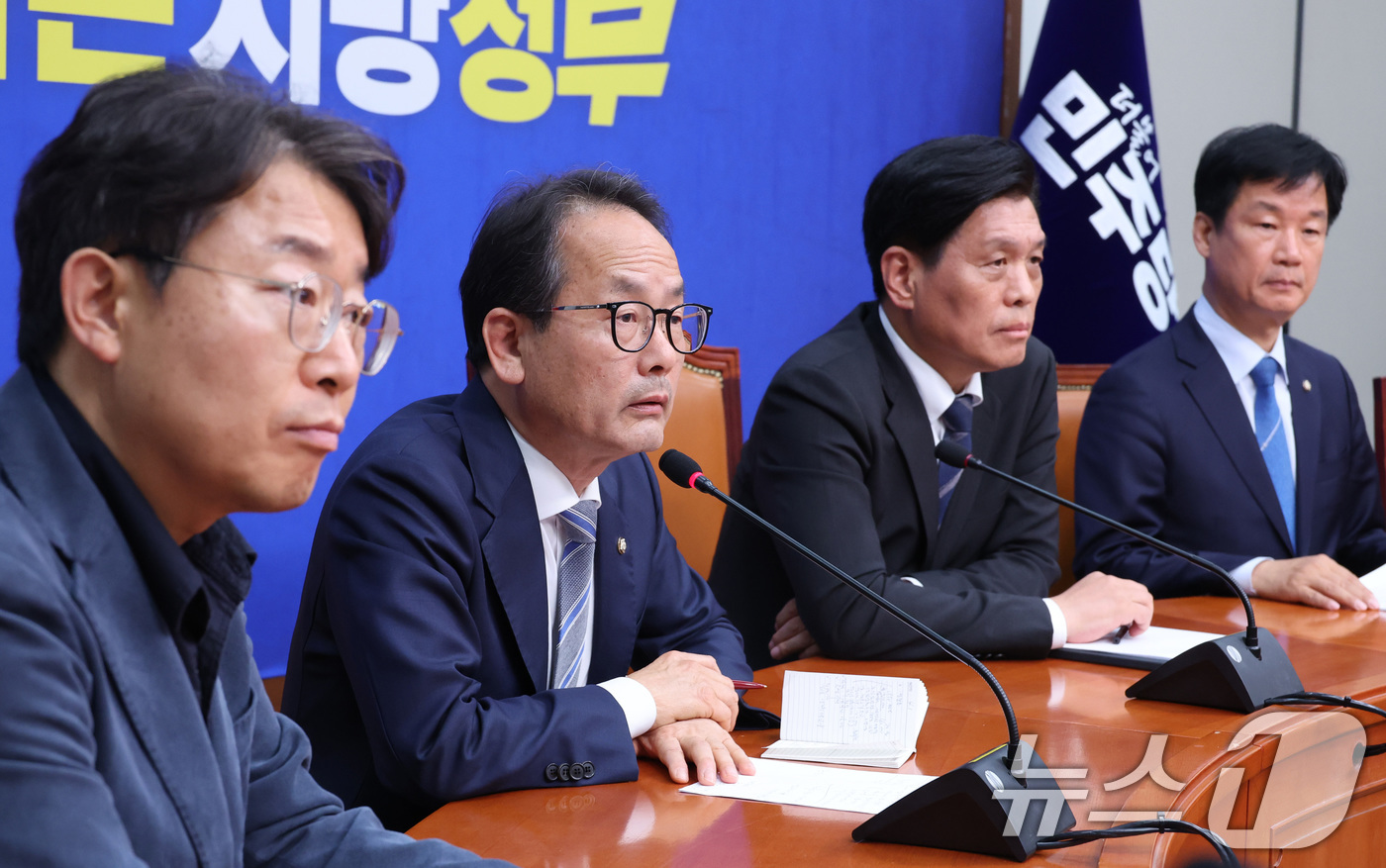 (서울=뉴스1) 신웅수 기자 = 강준현 더불어민주당 수석대변인이 1일 서울 여의도 국회에서 열린 비공개 최고위원회의 결과에 대해 발표하고 있다.더불어민주당은 이날 돈봉투 의혹을 받 …