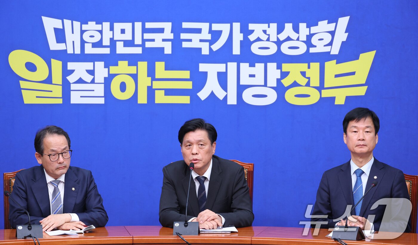 본문 이미지 - 조승래 더불어민주당 사무총장이 1일 서울 여의도 국회에서 열린 비공개 최고위원회의 결과에 대해 발표하고 있다. 더불어민주당은 이날 돈봉투 의혹을 받는 김관영 전북지사를 제명한다고 밝혔다. 조 사무총장 왼쪽은 강준현 수석대변인, 오른쪽은 윤리감찰단장을 맡고 있는 박균택 의원. 2026.4.1 ⓒ 뉴스1 신웅수 기자