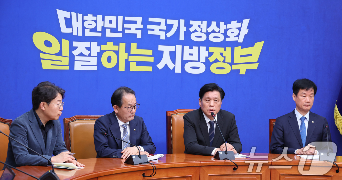 (서울=뉴스1) 신웅수 기자 = 조승래 더불어민주당 사무총장이 1일 서울 여의도 국회에서 열린 비공개 최고위원회의 결과에 대해 발표하고 있다.더불어민주당은 이날 돈봉투 의혹을 받는 …