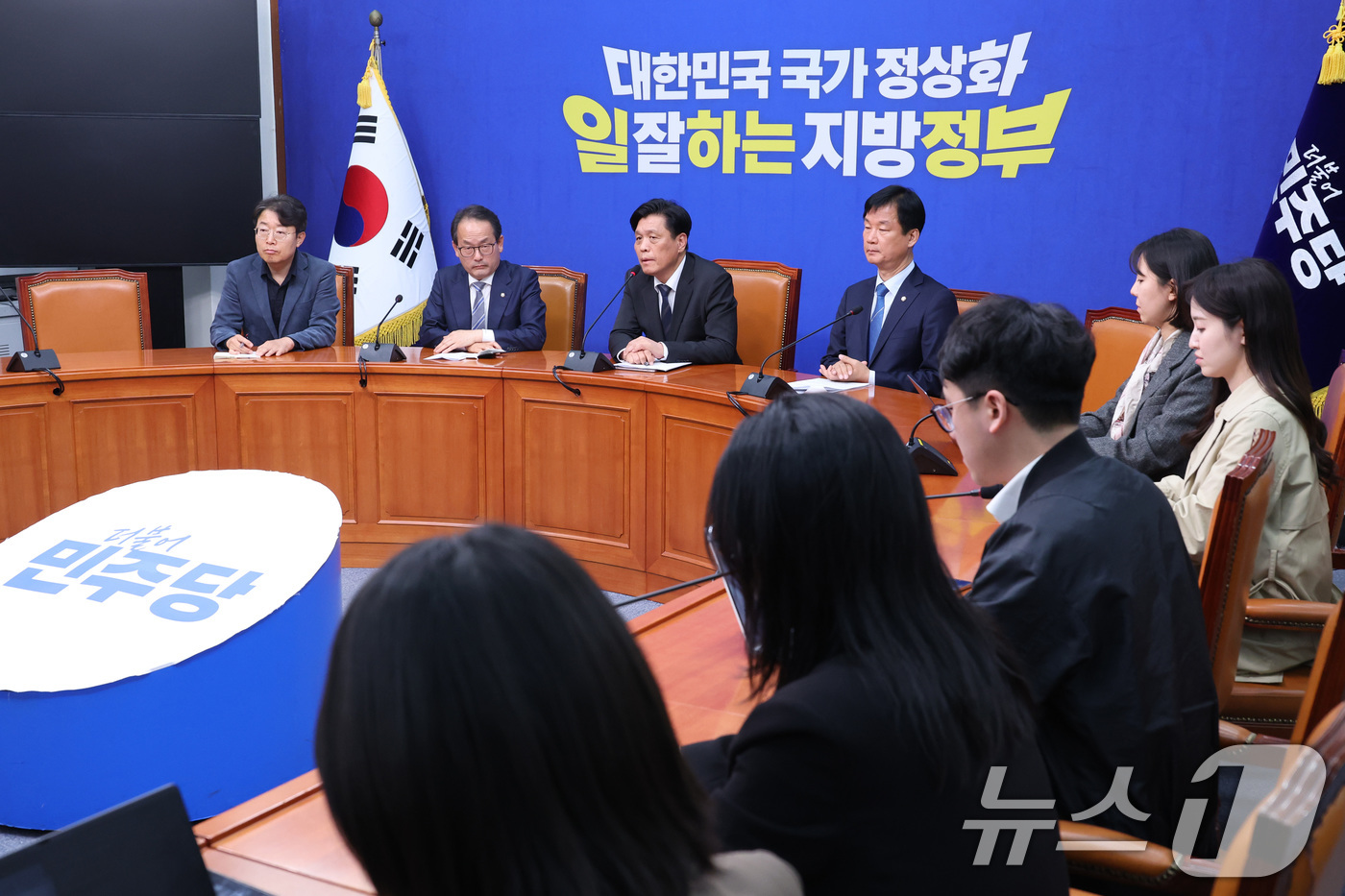 (서울=뉴스1) 신웅수 기자 = 조승래 더불어민주당 사무총장이 1일 서울 여의도 국회에서 열린 비공개 최고위원회의 결과에 대해 발표하고 있다.더불어민주당은 이날 돈봉투 의혹을 받는 …