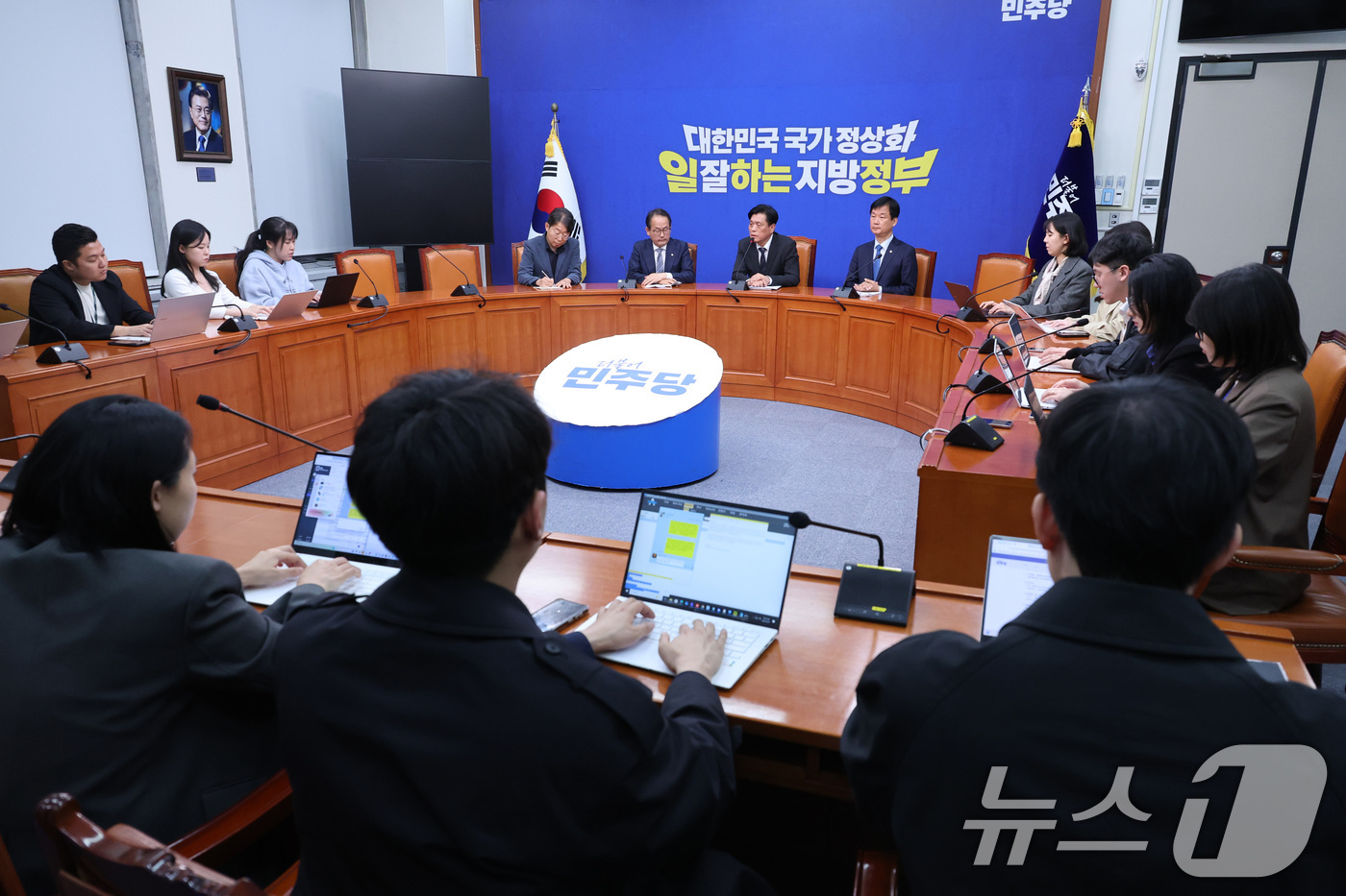 (서울=뉴스1) 신웅수 기자 = 조승래 더불어민주당 사무총장이 1일 서울 여의도 국회에서 열린 비공개 최고위원회의 결과에 대해 발표하고 있다.더불어민주당은 이날 돈봉투 의혹을 받는 …