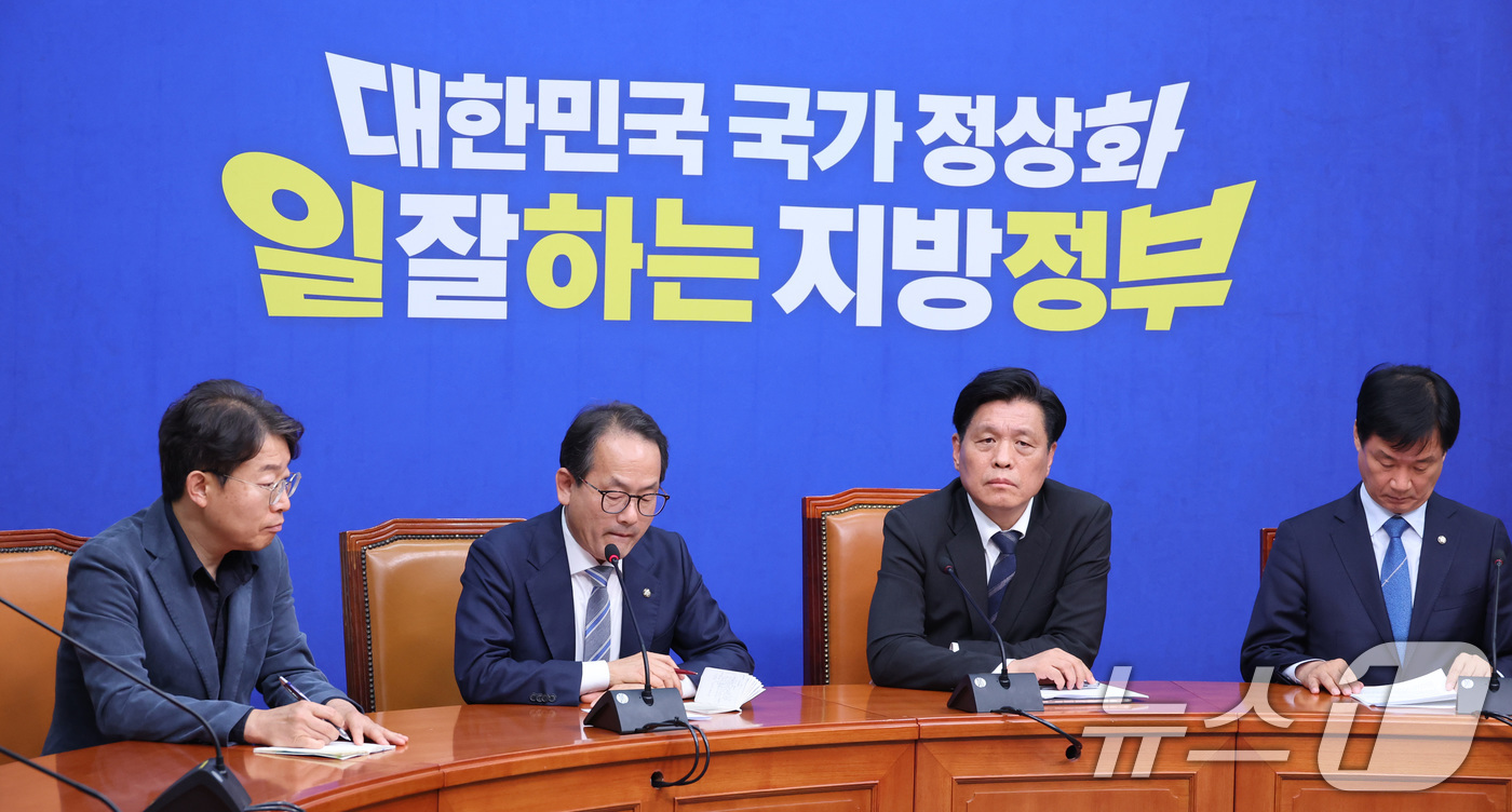 (서울=뉴스1) 신웅수 기자 = 강준현 더불어민주당 수석대변인이 1일 서울 여의도 국회에서 열린 비공개 최고위원회의 결과에 대해 발표하고 있다.더불어민주당은 이날 돈봉투 의혹을 받 …