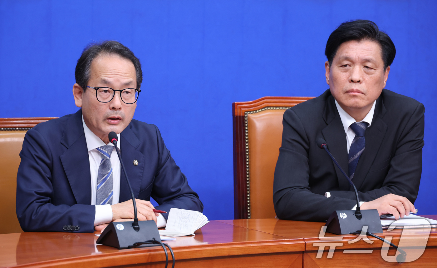 (서울=뉴스1) 신웅수 기자 = 강준현 더불어민주당 수석대변인이 1일 서울 여의도 국회에서 열린 비공개 최고위원회의 결과에 대해 발표하고 있다.더불어민주당은 이날 돈봉투 의혹을 받 …