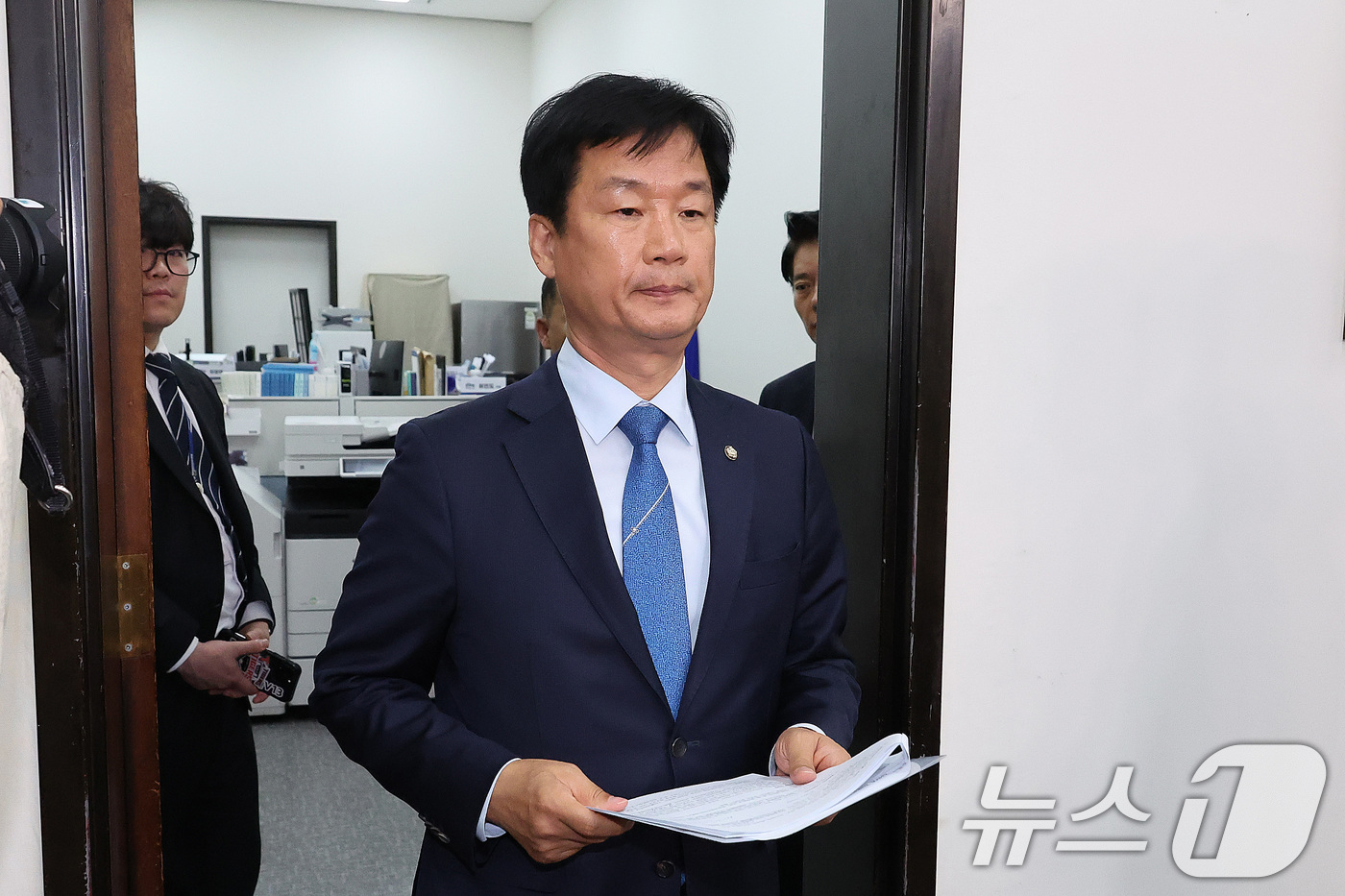 (서울=뉴스1) 신웅수 기자 = 박균택 더불어민주당 윤리감찰단장이 1일 서울 여의도 국회에서 열린 비공개 최고위원회의 결과 발표에 입장하고 있다.더불어민주당은 이날 돈봉투 의혹을 …