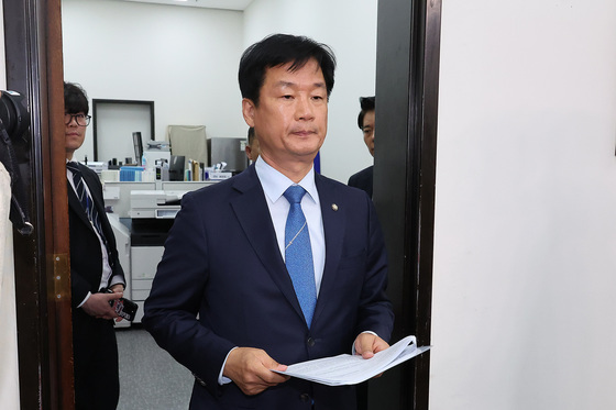 김관영 제명 결과 발표 참석하는 박균택