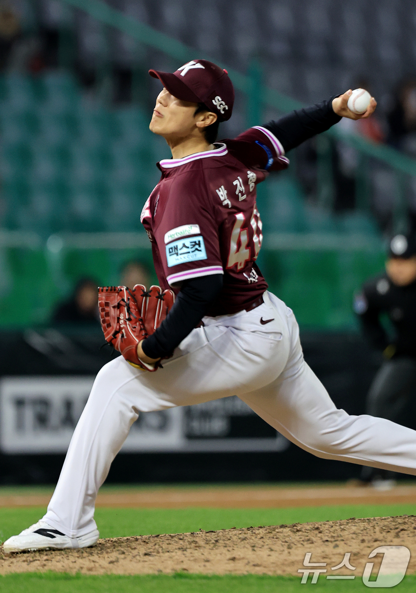 (인천=뉴스1) 이호윤 기자 = 1일 인천 미추홀구 문학야구장에서 열린 '2026 신한 SOL KBO리그' 키움 히어로즈와 SSG 랜더스의 경기, 키움 히어로즈 박진형이 9회말 2 …