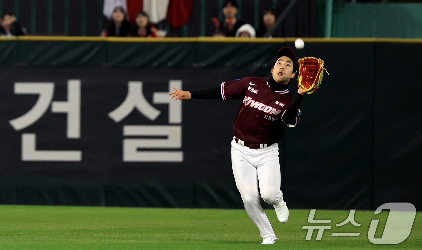 (인천=뉴스1) 이호윤 기자 = 1일 인천 미추홀구 문학야구장에서 열린 '2026 신한 SOL KBO리그' 키움 히어로즈와 SSG 랜더스의 경기, 키움 히어로즈 박수종이 9회말 1 …