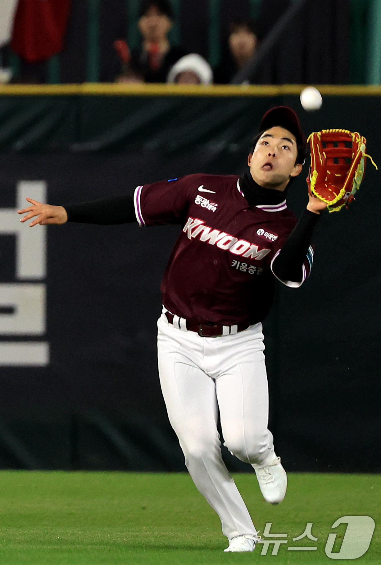 (인천=뉴스1) 이호윤 기자 = 1일 인천 미추홀구 문학야구장에서 열린 '2026 신한 SOL KBO리그' 키움 히어로즈와 SSG 랜더스의 경기, 키움 히어로즈 박수종이 9회말 1 …