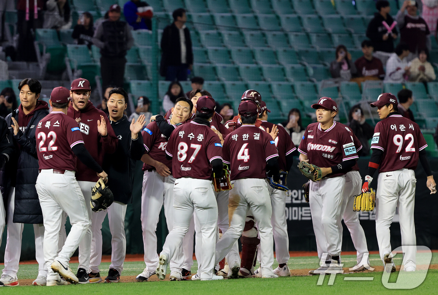 (인천=뉴스1) 이호윤 기자 = 1일 인천 미추홀구 문학야구장에서 열린 '2026 신한 SOL KBO리그' 키움 히어로즈와 SSG 랜더스의 경기에서 11대2로 승리을 거둔 키움 선 …