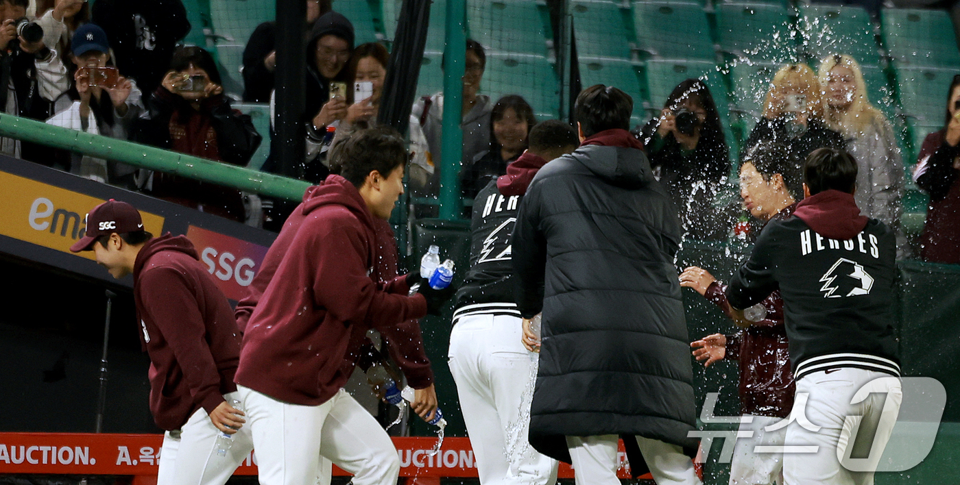 (인천=뉴스1) 이호윤 기자 = 1일 인천 미추홀구 문학야구장에서 열린 '2026 신한 SOL KBO리그' 키움 히어로즈와 SSG 랜더스의 경기에서 11대2로 승리을 거둔 키움 선 …