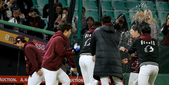 4연패 막아낸 키움, 물뿌리며 자축