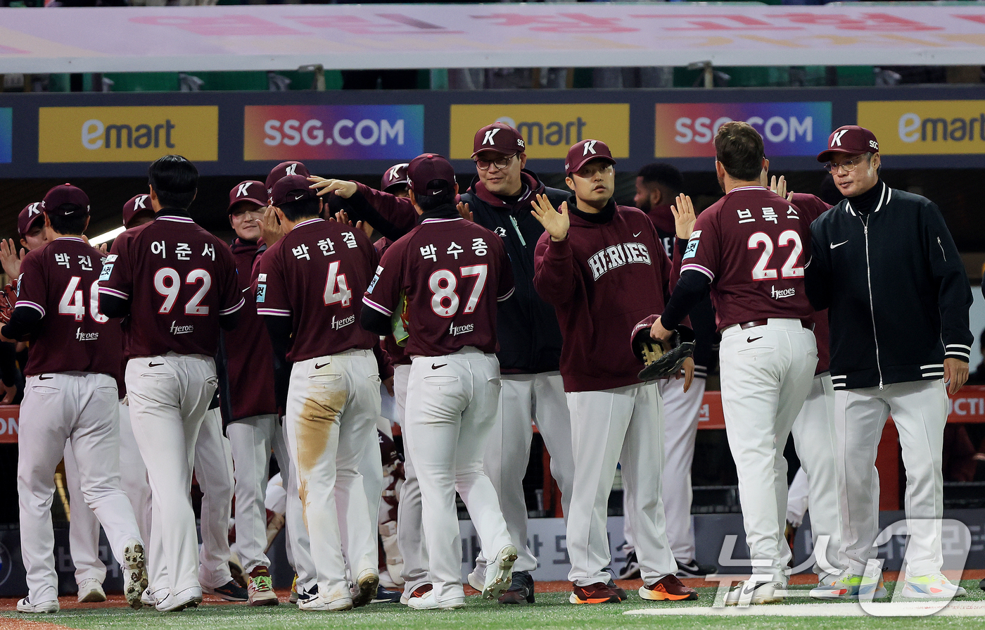 (인천=뉴스1) 이호윤 기자 = 1일 인천 미추홀구 문학야구장에서 열린 '2026 신한 SOL KBO리그' 키움 히어로즈와 SSG 랜더스의 경기에서 11대2로 승리을 거둔 키움 선 …