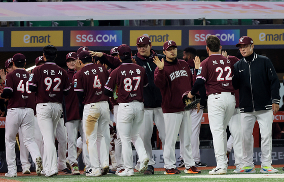 기쁨 나누는 키움 '첫 승리'