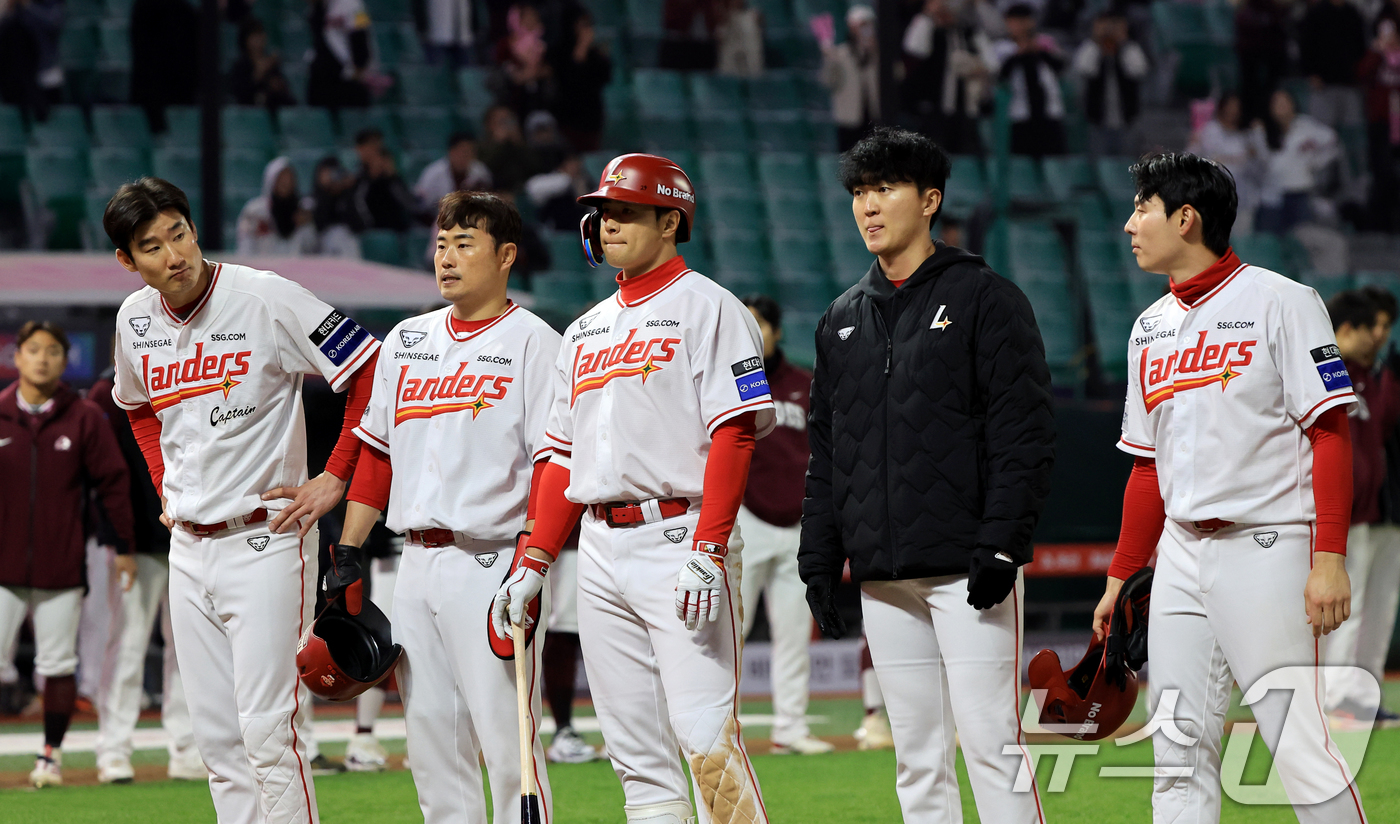(인천=뉴스1) 이호윤 기자 = 1일 인천 미추홀구 문학야구장에서 열린 '2026 신한 SOL KBO리그' 키움 히어로즈와 SSG 랜더스의 경기에서 2대11로 패배한 SSG 선수들 …