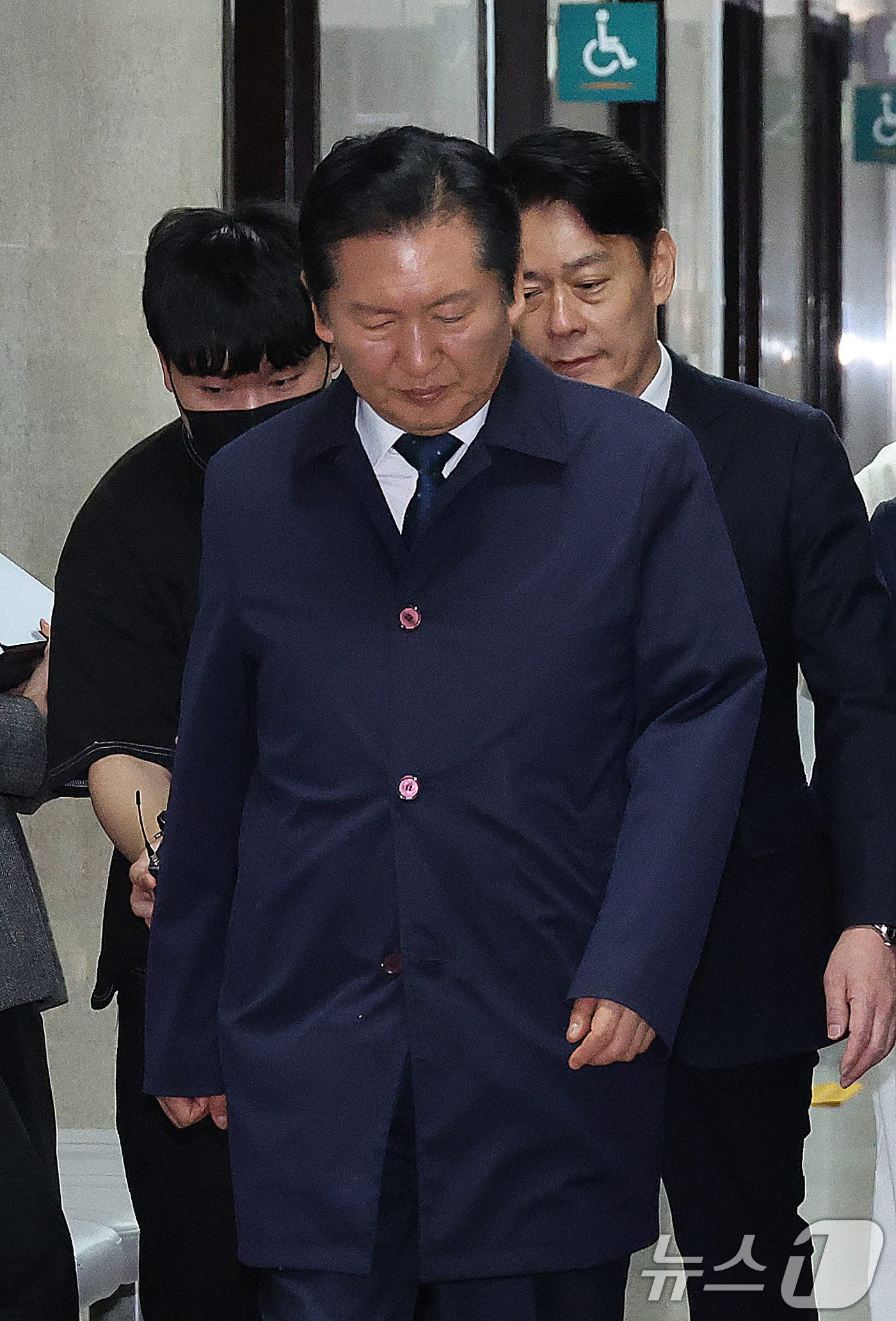 (서울=뉴스1) 신웅수 기자 = 정청래 더불어민주당 대표가 1일 서울 여의도 국회에서 열린 비공개 최고위원회의에 참석하고 있다. 2026.4.1/뉴스1