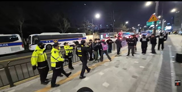 '부당해직 지혜복 교사' 복직 요구 3명, 경찰 폭행 혐의로 체포