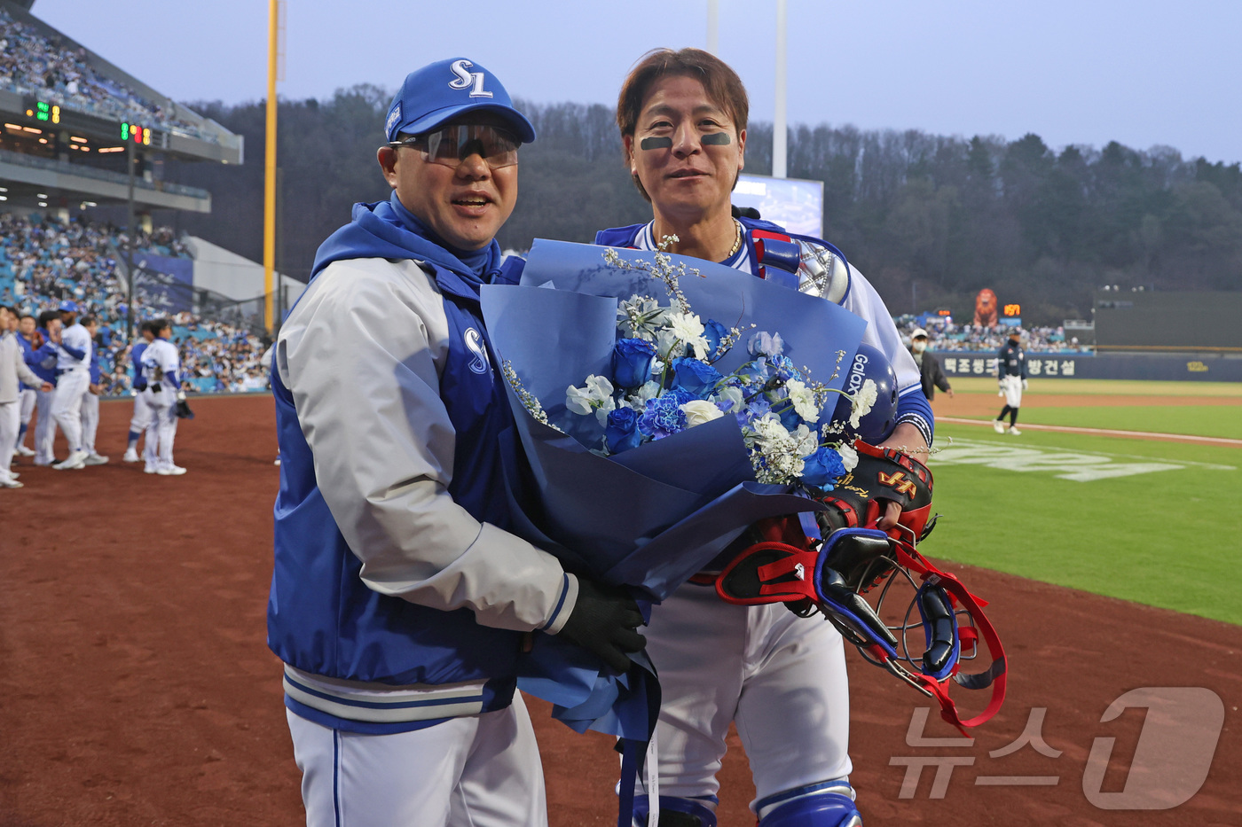 (서울=뉴스1) = 1일 대구삼성라이온즈파크에서 2026 신한 SOL KBO 리그 삼성 라이온즈와 두산 베어스의 경기에서 KBO리그 역대 첫 번째 2500경기에 출장 기록을 세운 …