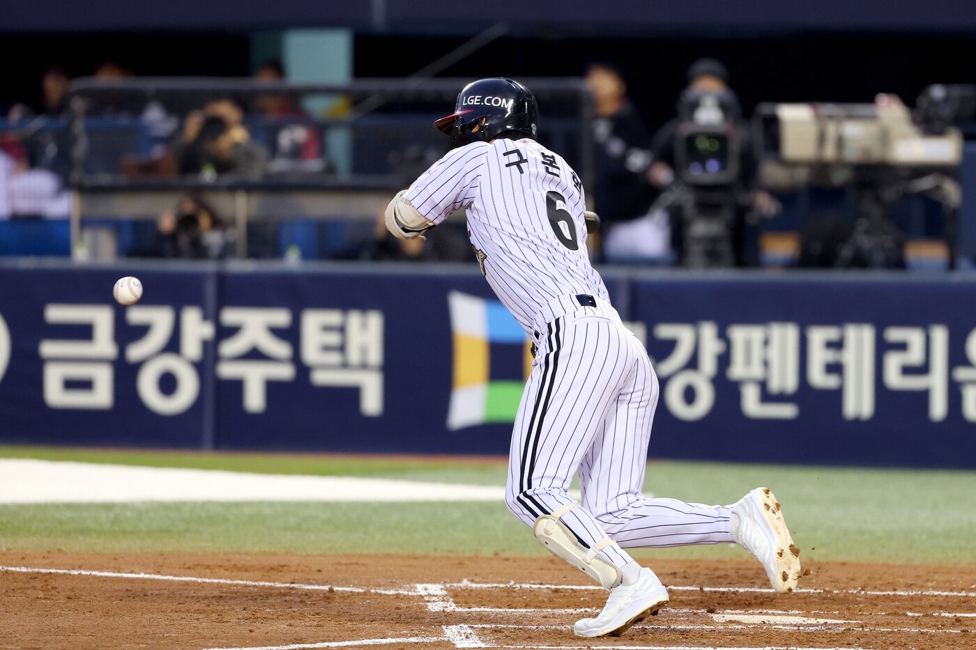 본문 이미지 - LG 트윈스 구본혁이 1일 열린 2026 KBO리그 잠실 KIA 타이거즈전에서 1회말 번트 적시타를 때려 팀의 7-2 승리를 이끌었다. (LG 트윈스 제공)