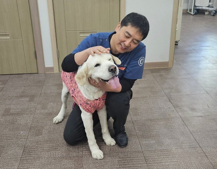 본문 이미지 - 정지훈 광주 진월동물병원 원장과 장수(코난 아빠 제공) ⓒ 뉴스1