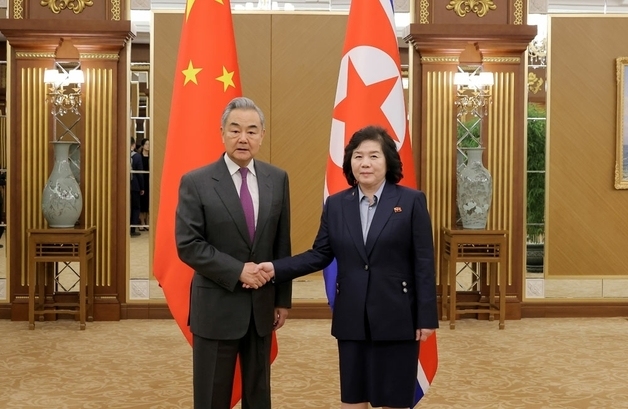 北 최선희, 왕이 외교부장과 회담…"북중 친선 더욱 강화"