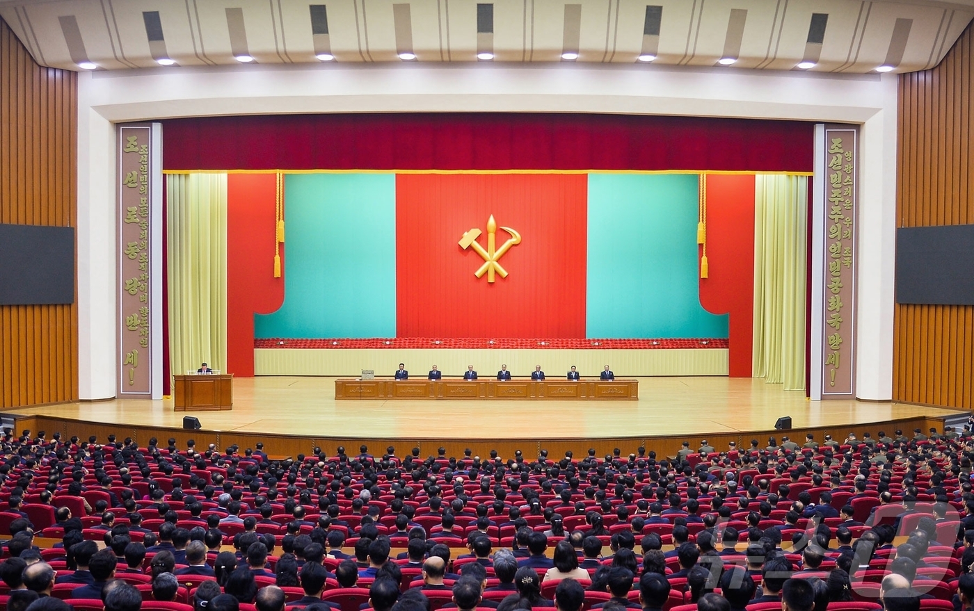 (평양 노동신문=뉴스1) = 북한 노동당 기관지 노동신문은 10일 당 9차 대회에서 제시한 사상과 정책을 깊이 체득하고 철저히 관철하기 위한 중앙연구토론회가 전날 인민문화궁전에서 …