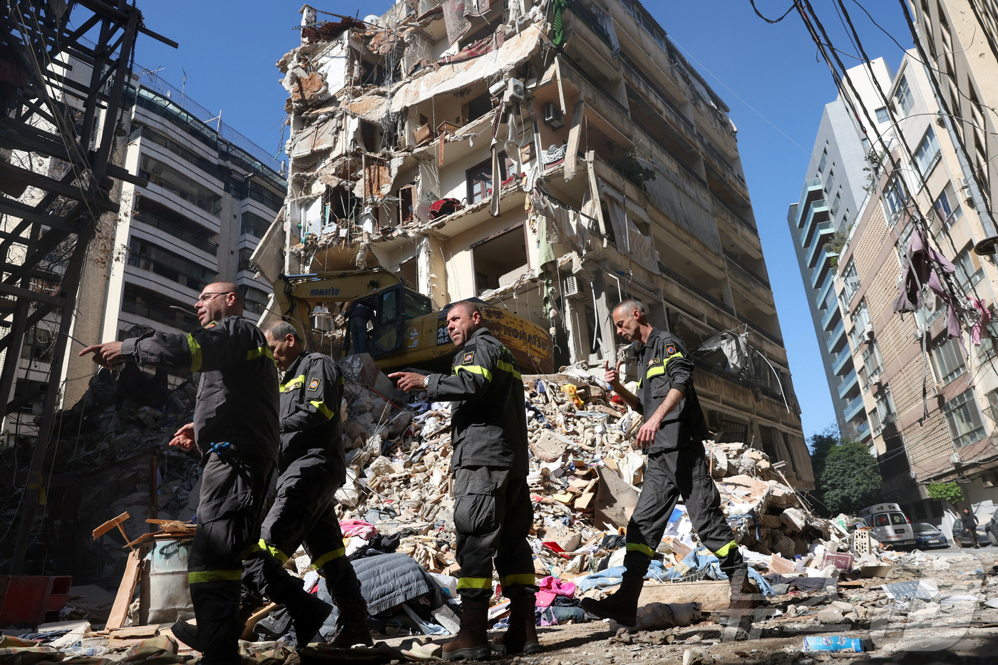 (로이터=뉴스1) = 이스라엘이 레바논에 대규모 공격을 단행한 가운데 9일(현지시간) 레바논 베이루트에서 구조대원들이 공습 현장의 잔해를 치우고 있다. 2026.4.10/뉴스1ⓒ …