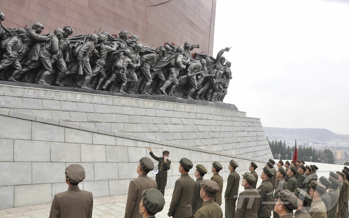 (평양 노동신문=뉴스1) = 북한 노동당 기관지 노동신문은 10일 백두산지구 혁명전적지 답사 행군대 출발모임이 전날 혜산시에 위치한 김일성·김정일 동상 앞 교양마당에서 진행됐다고 …