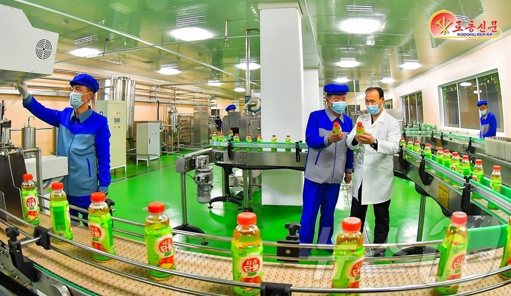 (평양 노동신문=뉴스1) = 북한 노동당 기관지 노동신문은 10일 북청군 과일가공공장에서 "맛 좋고 영양가 높은 과일 가공품 생산에 힘을 넣고 있다"고 보도했다.[국내에서만 사용가 …