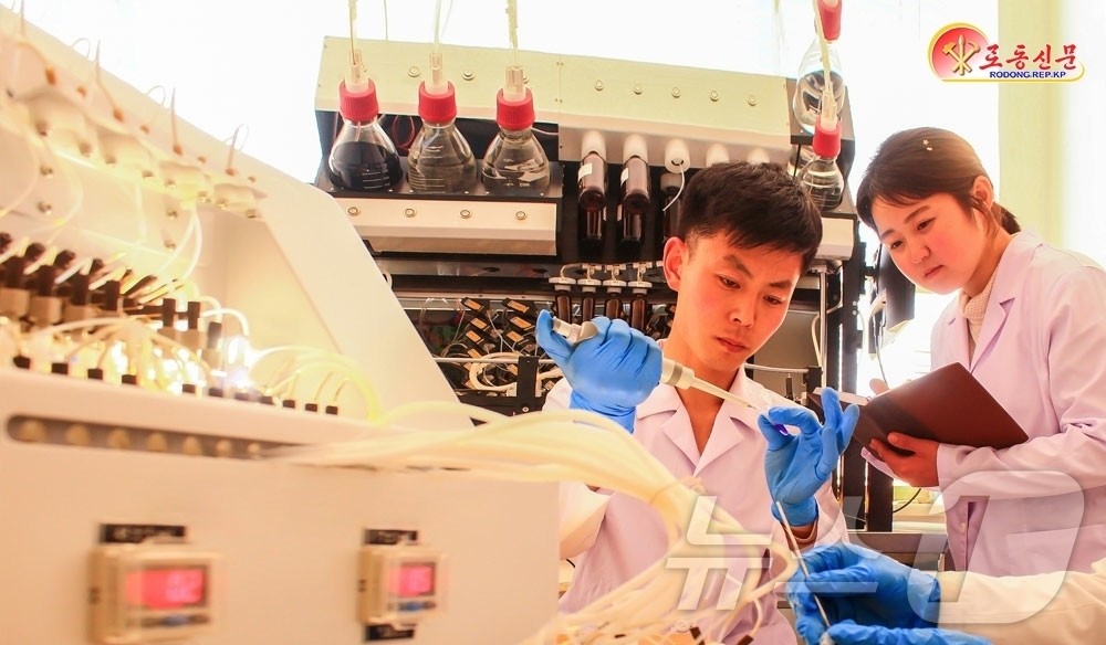 (평양 노동신문=뉴스1) = 북한 노동당 기관지 노동신문은 10일 의학연구원 의학생물학연구소에서 "가치있는 연구 성과를 내놓기 위해 노력하고 있다"고 보도했다.[국내에서만 사용가능 …