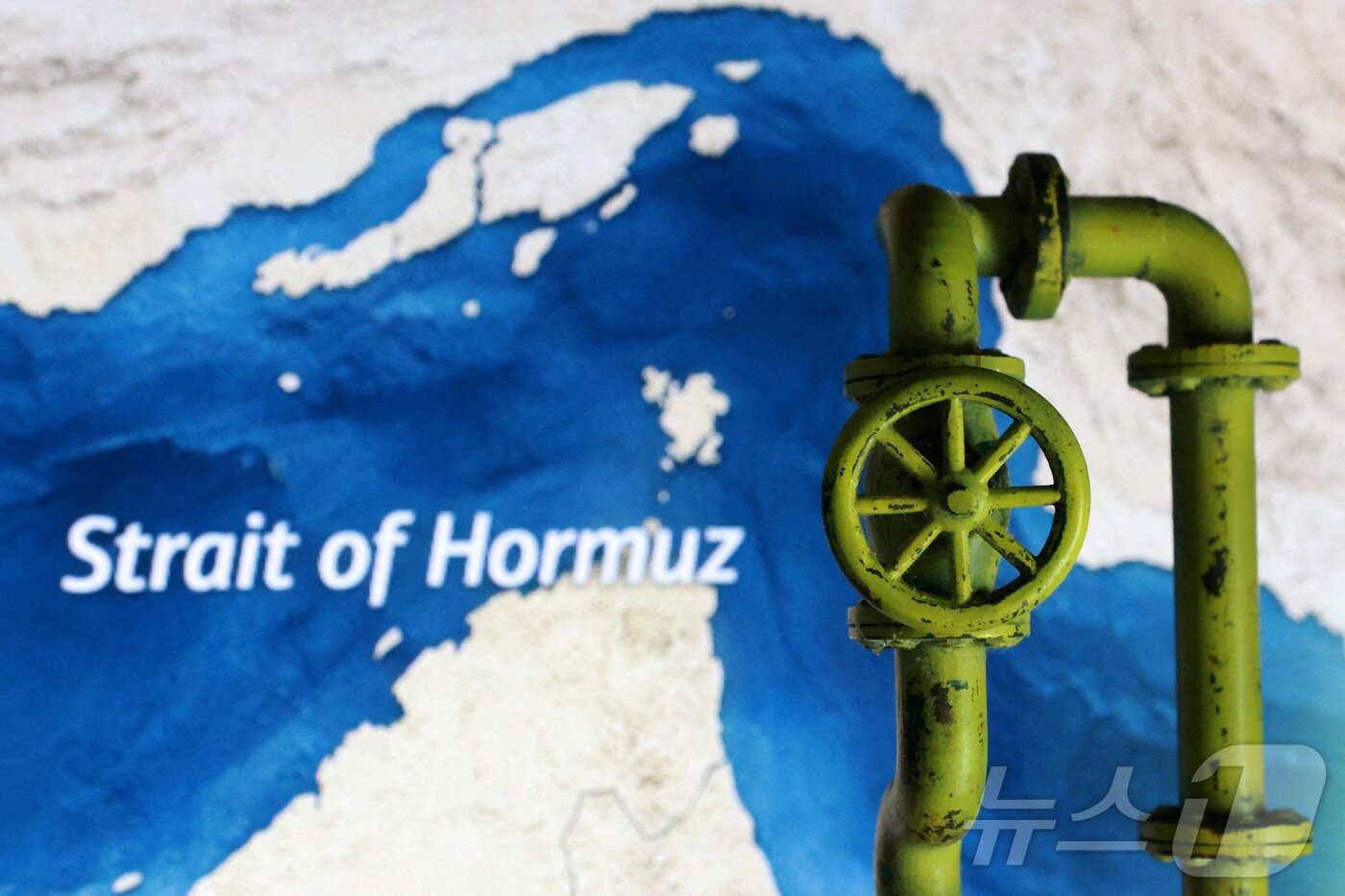 본문 이미지 - 호르무즈 해협 지도와 3D 프린터로 제작한 송유관 모형. 2026.03.23 ⓒ 로이터=뉴스1