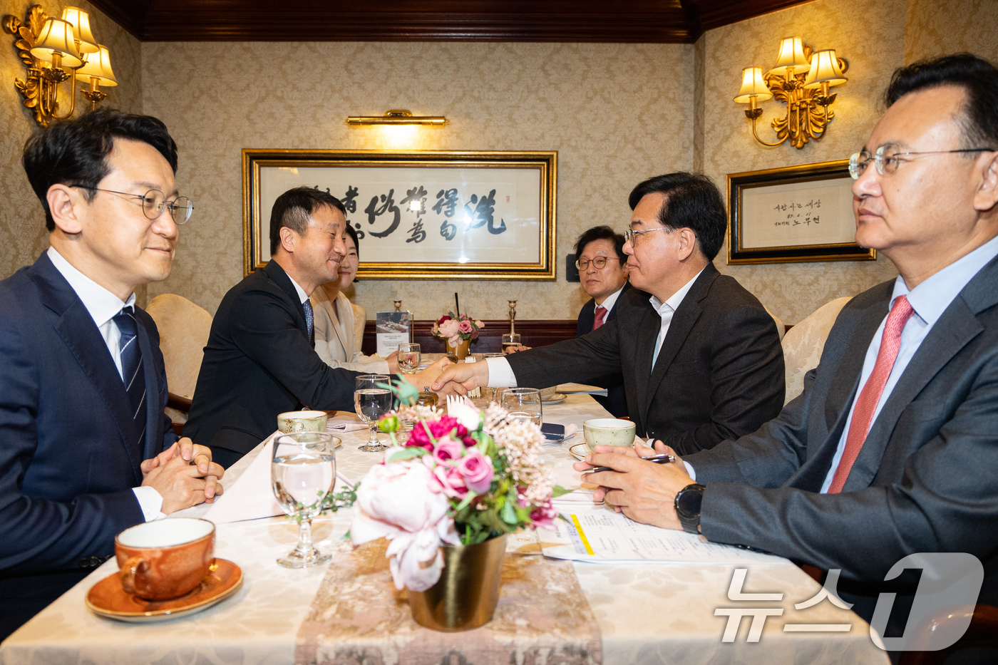 (서울=뉴스1) 유승관 기자 = 더불어민주당 한병도, 국민의힘 송언석 원내대표와 여야 원내수석 및 예결위 간사들이 10일 서울 여의도 한 식당에서 조찬 회동을 하고 있다.왼쪽부터 …