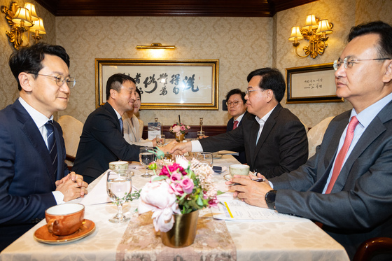 손 맞잡는 여야