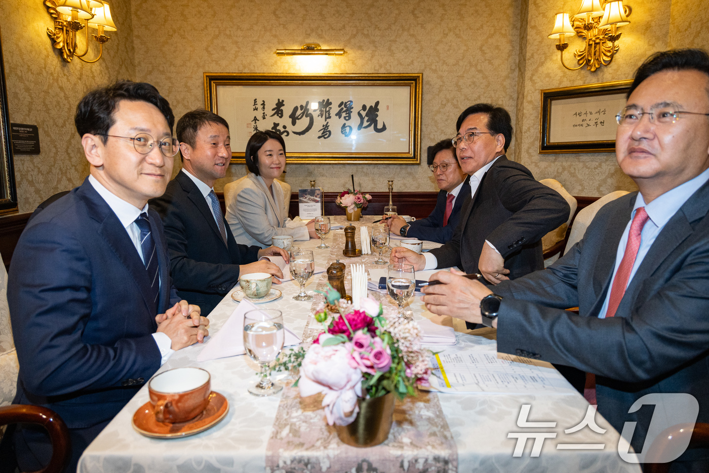 (서울=뉴스1) 유승관 기자 = 더불어민주당 한병도, 국민의힘 송언석 원내대표와 여야 원내수석 및 예결위 간사들이 10일 서울 여의도 한 식당에서 조찬 회동을 하고 있다.왼쪽부터 …