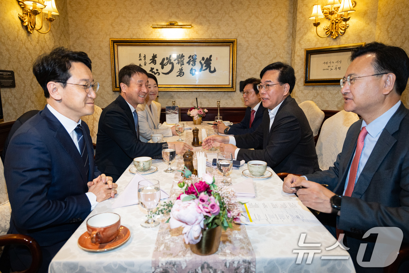 (서울=뉴스1) 유승관 기자 = 더불어민주당 한병도, 국민의힘 송언석 원내대표와 여야 원내수석 및 예결위 간사들이 10일 서울 여의도 한 식당에서 조찬 회동을 하고 있다.왼쪽부터 …