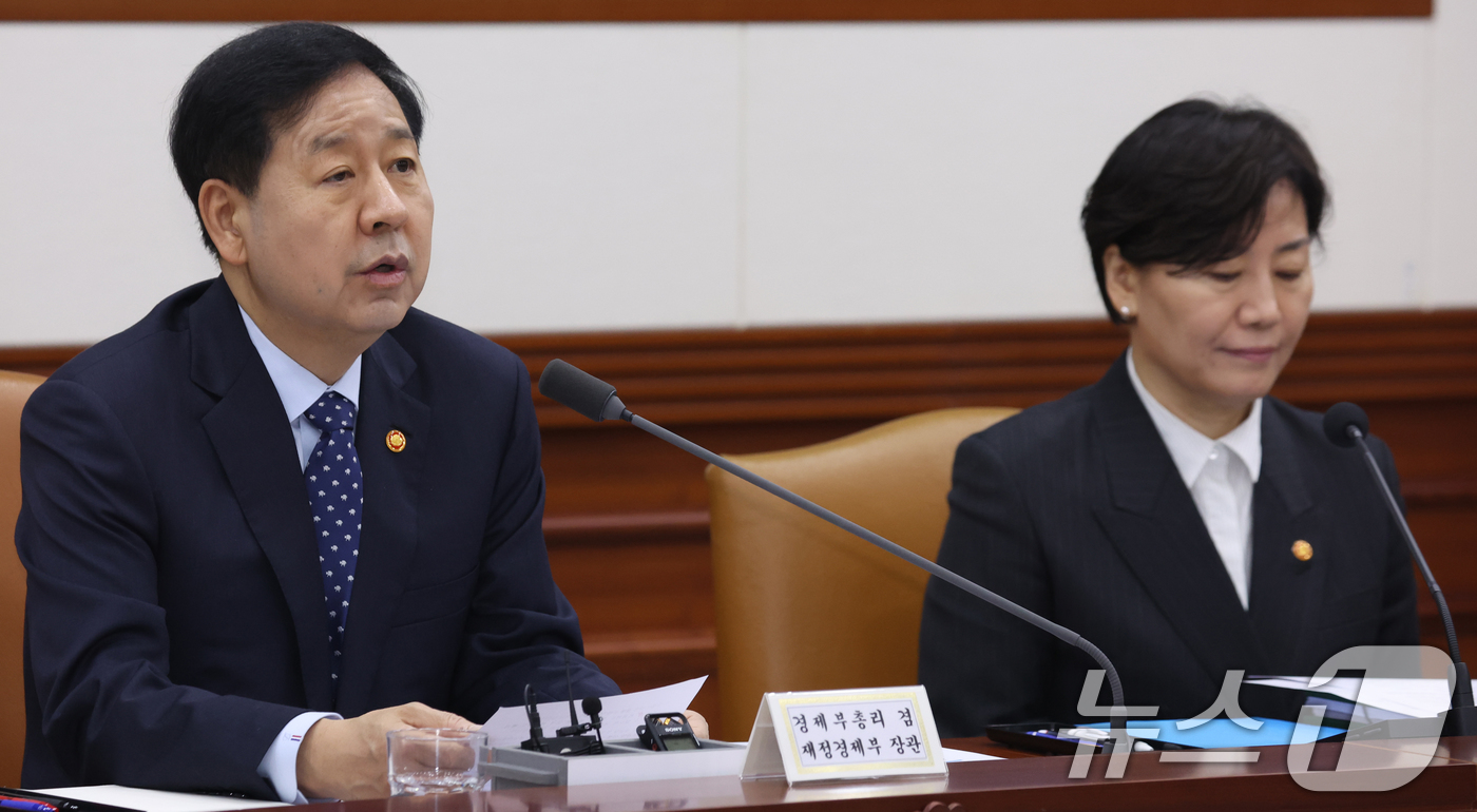 (서울=뉴스1) 김명섭 기자 = 구윤철 경제부총리 겸 재정경제부 장관이 10일 오전 서울 종로구 세종대로 정부서울청사에서 열린 비상경제본부회의 겸 경제관계장관회의에서 모두 발언을 …