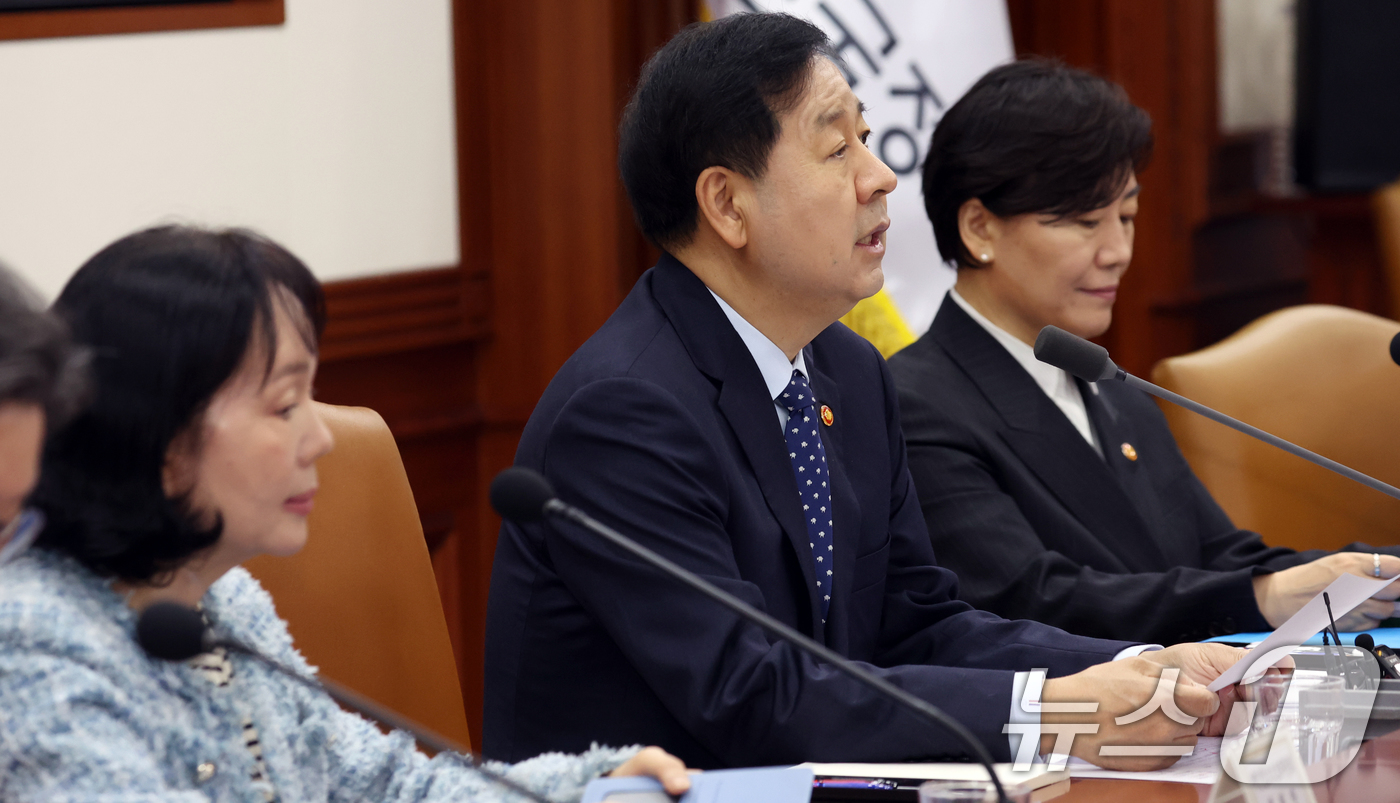 (서울=뉴스1) 김명섭 기자 = 구윤철 경제부총리 겸 재정경제부 장관이 10일 오전 서울 종로구 세종대로 정부서울청사에서 열린 비상경제본부회의 겸 경제관계장관회의에서 모두 발언을 …