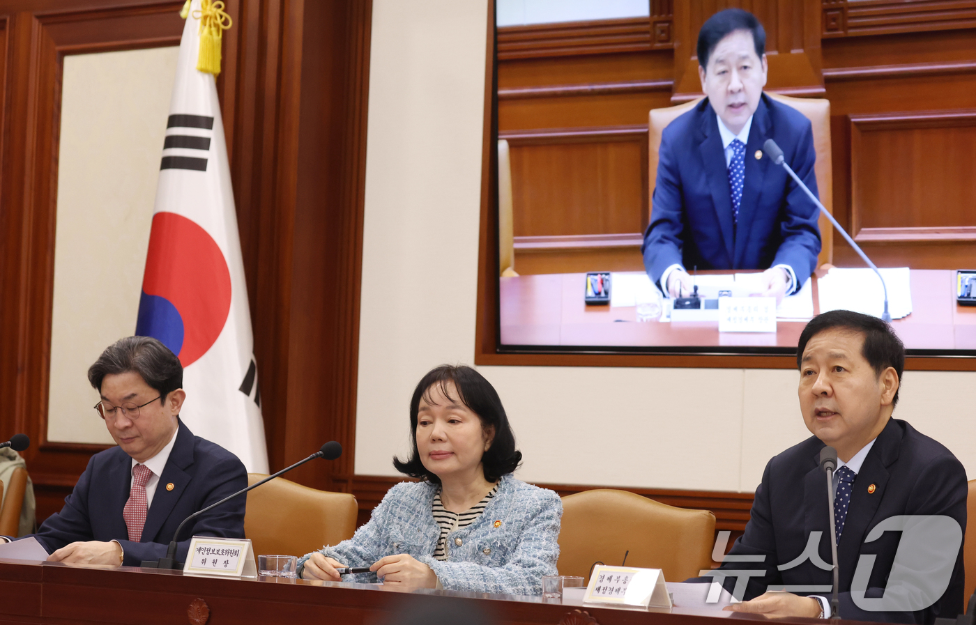 (서울=뉴스1) 김명섭 기자 = 구윤철 경제부총리 겸 재정경제부 장관이 10일 오전 서울 종로구 세종대로 정부서울청사에서 열린 비상경제본부회의 겸 경제관계장관회의에서 모두 발언을 …