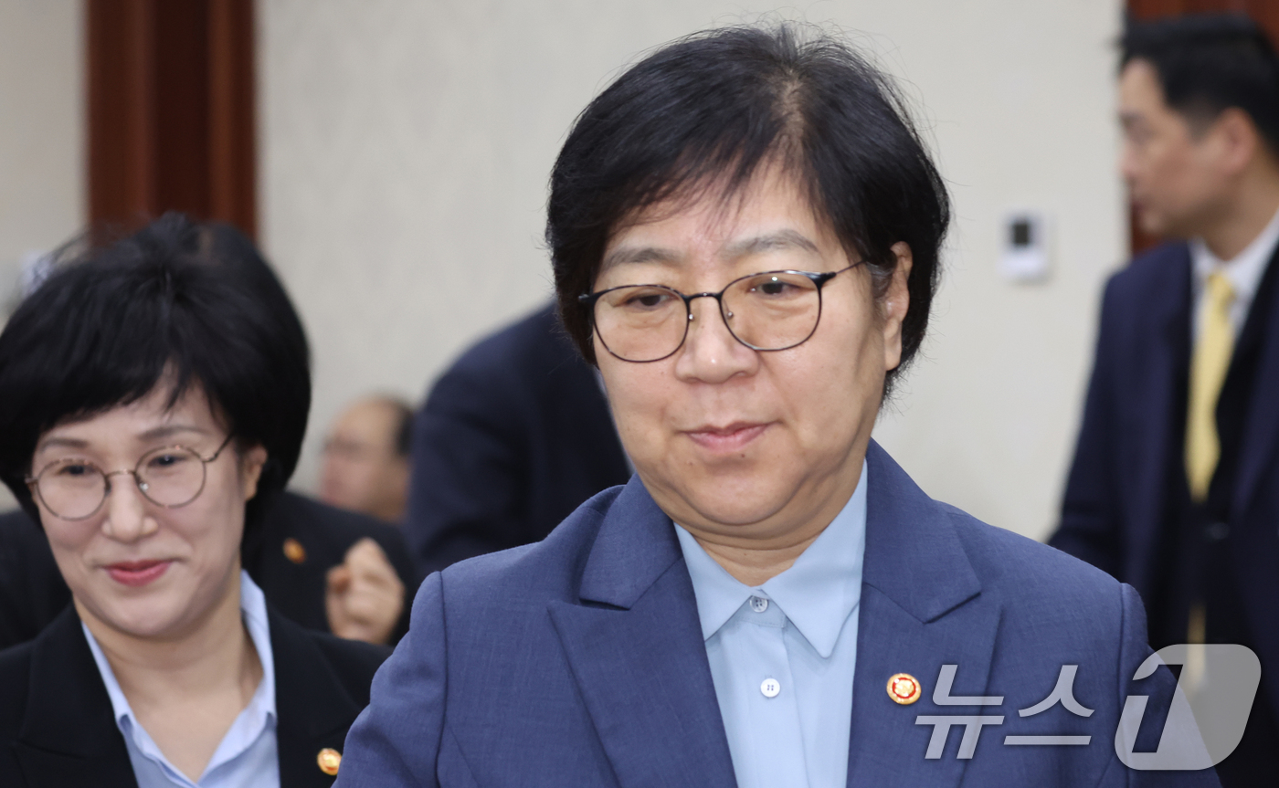 (서울=뉴스1) 김명섭 기자 = 정은경 보건복지부 장관과 원민경 성평등가족부 장관이 10일 오전 서울 종로구 세종대로 정부서울청사에서 열린 비상경제본부회의 겸 경제관계장관회의에 참 …