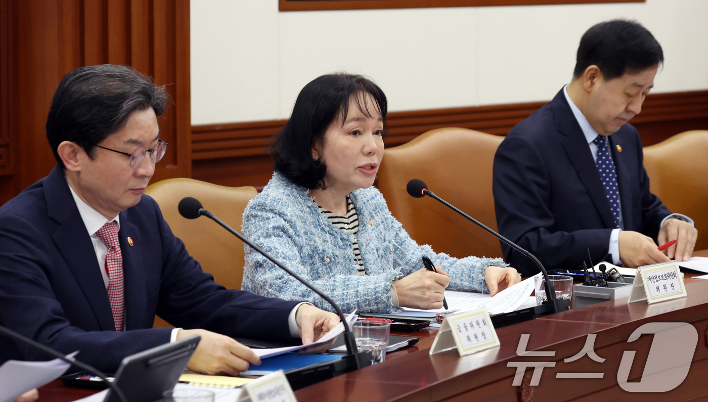 (서울=뉴스1) 김명섭 기자 = 송경희 개인정보보호위원회 위원장이 10일 오전 서울 종로구 세종대로 정부서울청사에서 열린 비상경제본부회의 겸 경제관계장관회의에서 정보보호 및 개인정 …