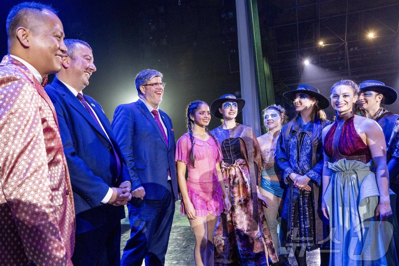 (서울=뉴스1) = 필립 라포르튠 주한 캐나다 대사와 다미앙 페레이라 주한 퀘벡정부 대표가 지난 9일 경기 용인시 에버랜드를 방문해 관계자들과 기념 촬영하고 있다.이번 방문은 에버 …