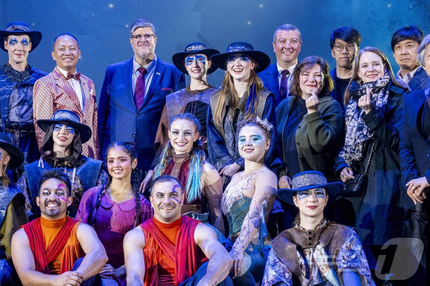 (서울=뉴스1) = 필립 라포르튠 주한 캐나다 대사와 다미앙 페레이라 주한 퀘벡정부 대표가 지난 9일 경기 용인시 에버랜드를 방문해 관계자들과 기념 촬영하고 있다.이번 방문은 에버 …