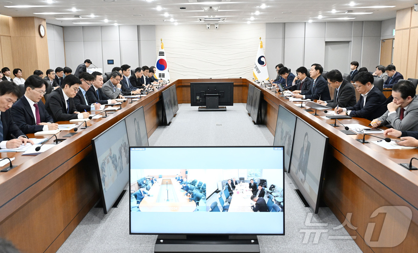 (서울=뉴스1) = 구윤철 부총리 겸 재정경제부 장관이 지난 9일 정부세종청사에서 열린 재정경제부 확대간부회의에서 모두발언을 하고 있다. (재정경제부 제공. 재판매 및 DB 금지) …
